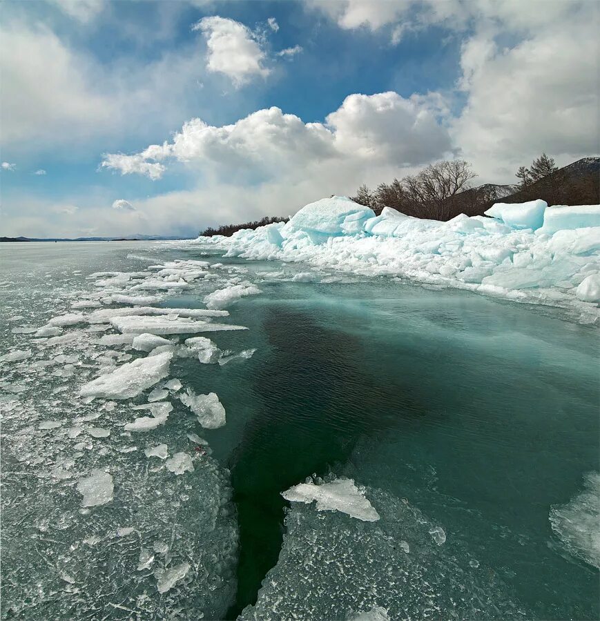 Замерзают ли озера. Замерзший Байкал. Зимний Байкал. Байкал покрытый льдом. Замерзшее озеро.
