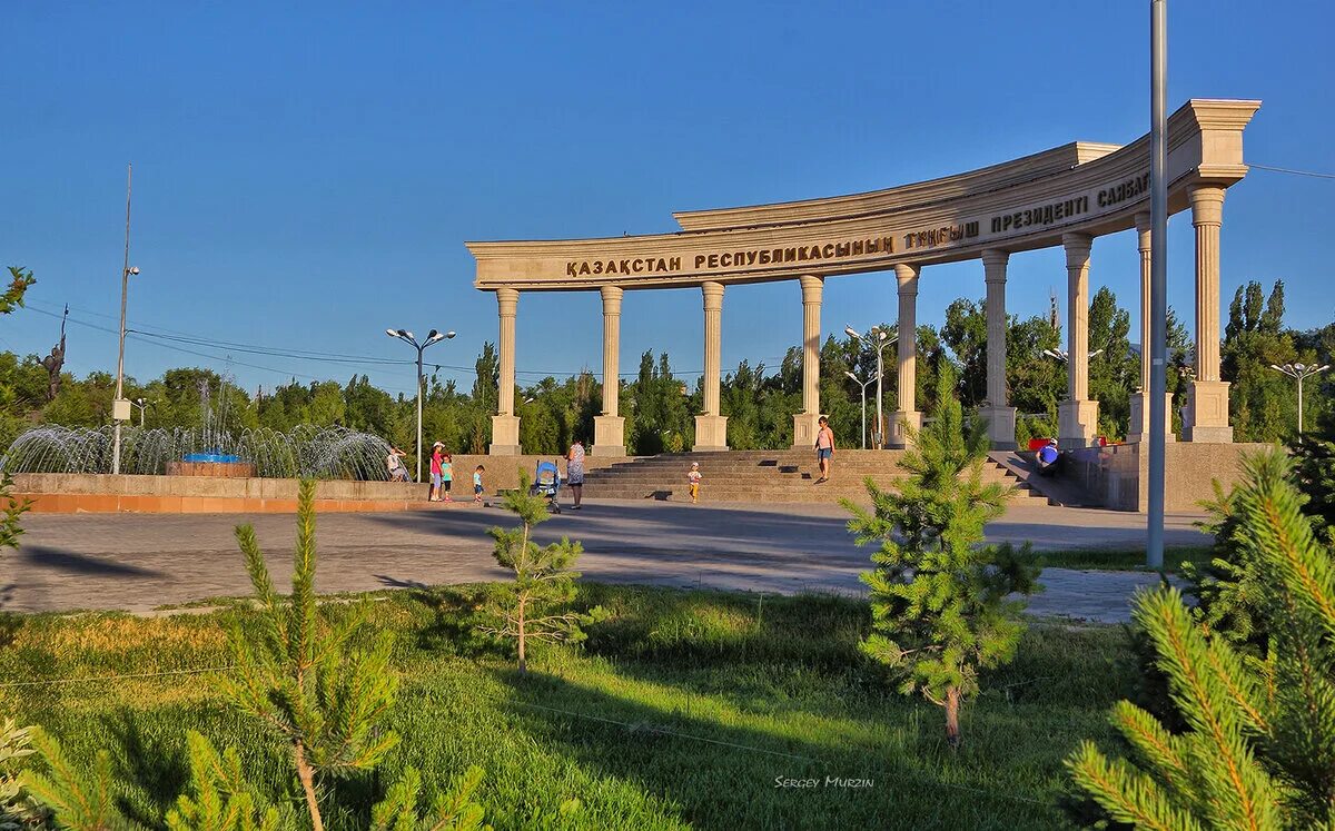 В таразе какая. Тараз президентский парк. Тараз Джамбул Казахстан. Джамбул город Тараз. Парк Достык Алматы.