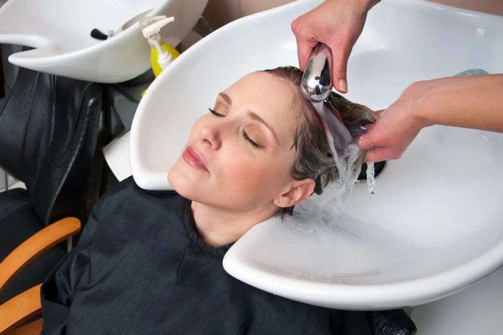 Мытье после окрашивания. Hair Spa инвентарь. Спа окрашивание волос что это. Смываем красящий состав в парикмахерской.