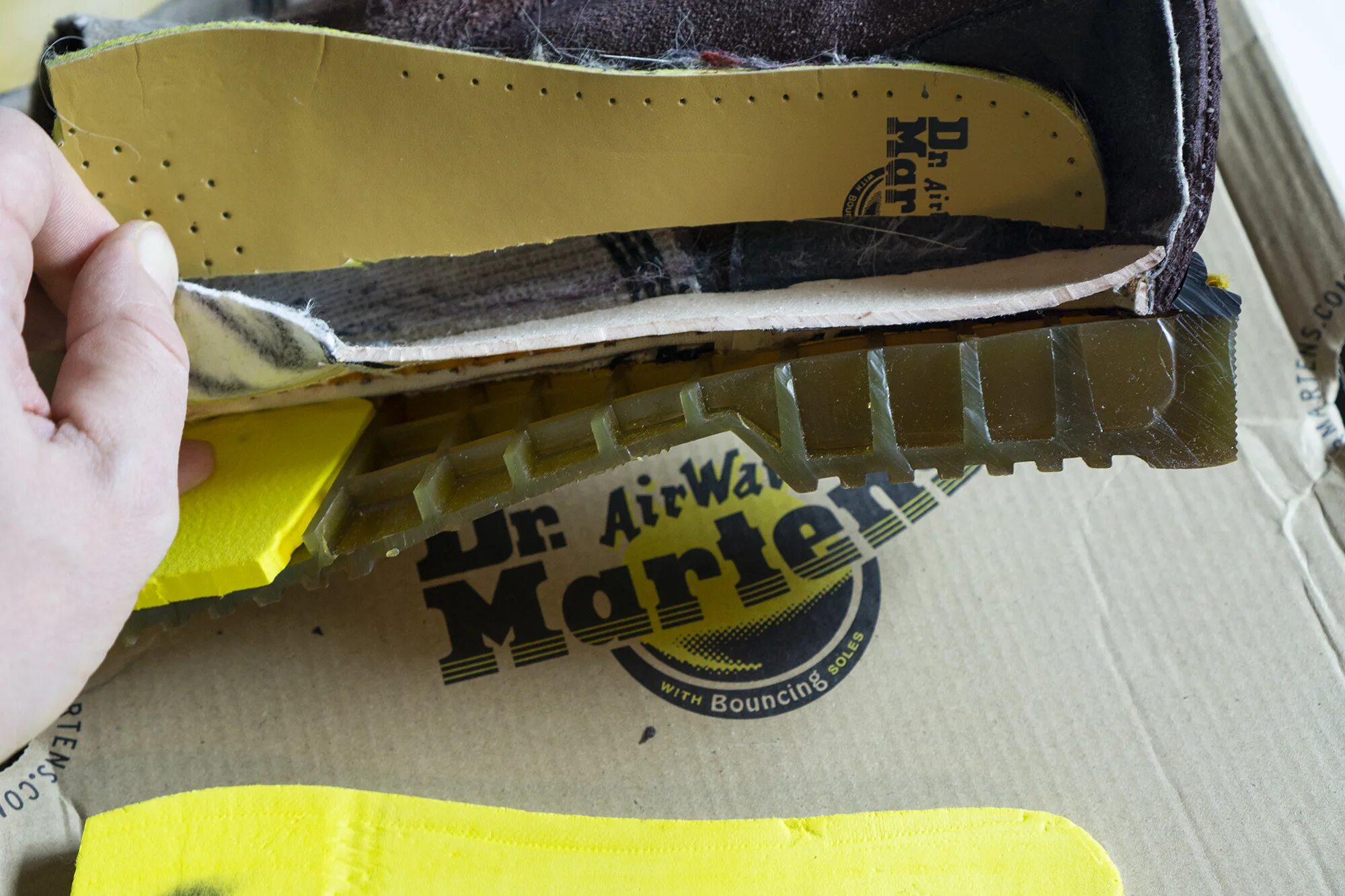 Martens подошва. Подошва доктор Мартинс. Dr Martens в разрезе. Подошва Dr Martens в разрезе. Мартинсы в разрезе.