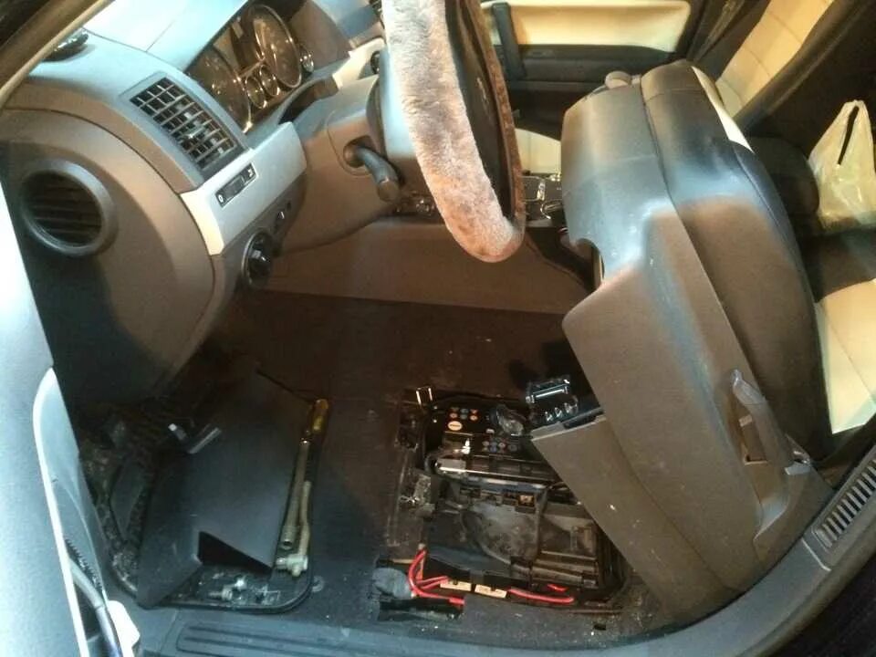 Аккумулятор фольксваген туарег 3. Touareg 1 аккумулятор. Туарег аккумулятор где стоит. Фольксваген туарег аккумулятор. Туарег аккумулятор где стоит.