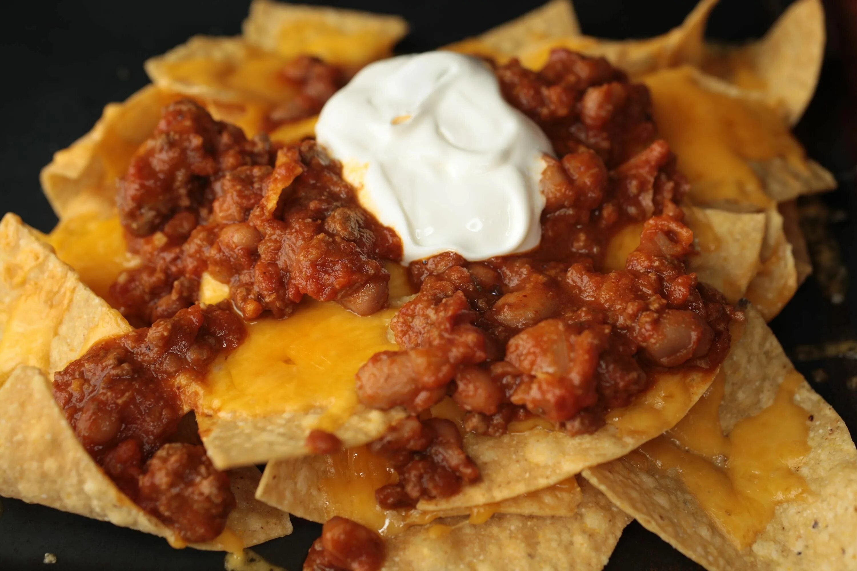 Podruga chili cheese. Чили чиз хот дог. Сыр с перцем чили и паприкой. Podruga chili cheese. Сырный чили.