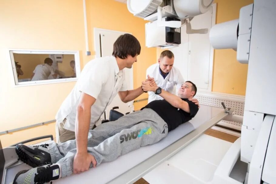 Тренажеры после инсульта. Реабилитация лфк онмк. Реабиталиционный центр три сестры. Реабилитация пациентов с травмами. Реабилитация после травмы по омс.