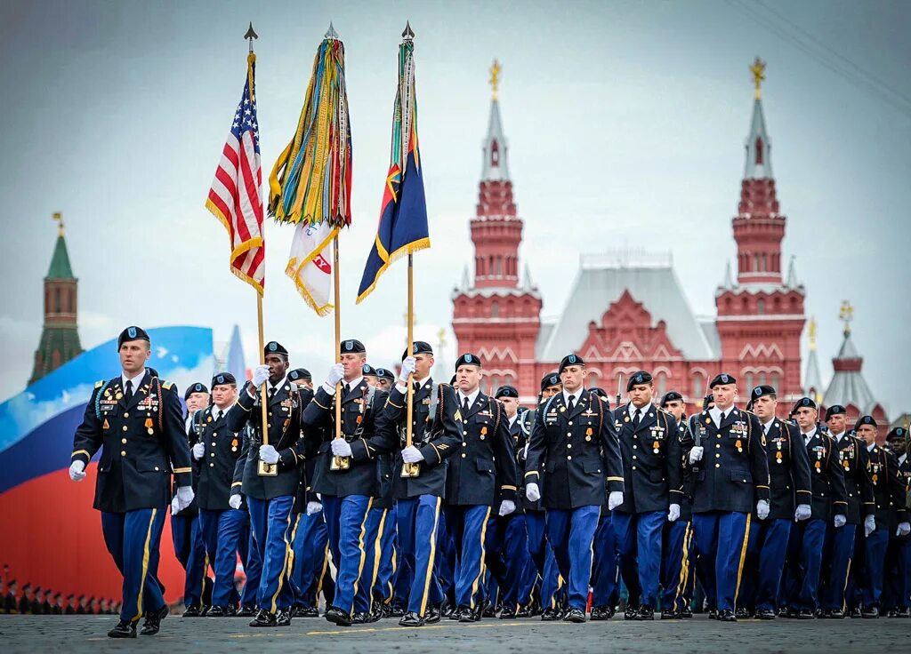 Парад победы солдаты. Парад Победы 2010 в Москве. Парад НАТО на красной площади. Войска НАТО на красной площади парад. США на параде Победы в Москве.