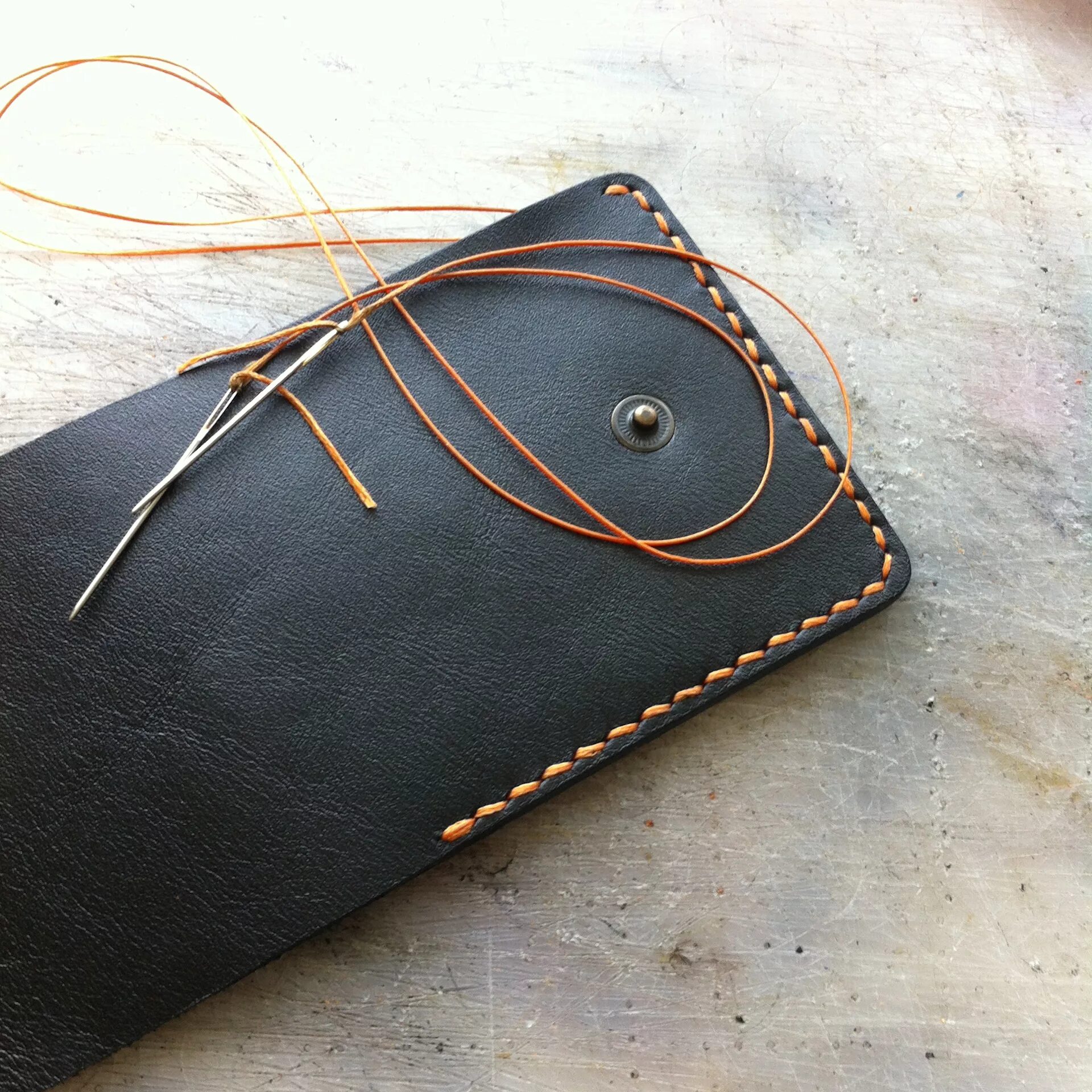 White rabbit кожаные изделия. Как сделать кожаный. Как сделать кожаный. Лекало портмоне из кожи. Кожаное портмоне.