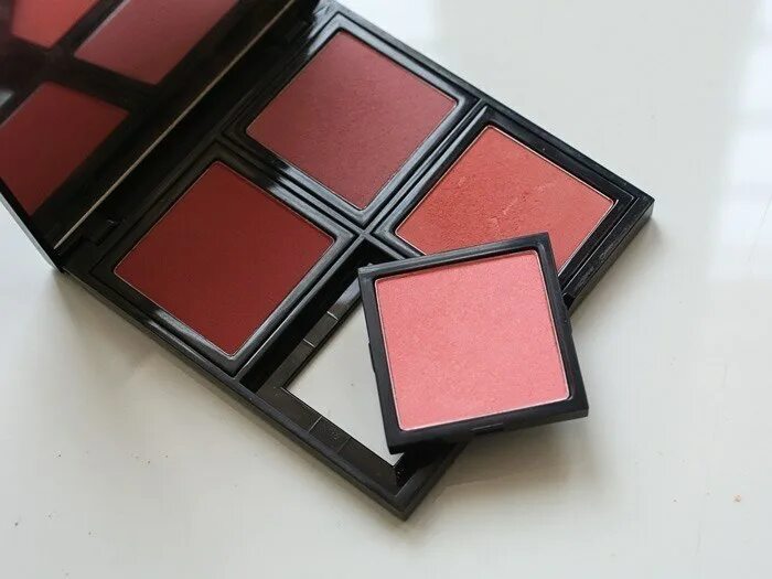 Blush brown. Bobbi Brown pretty Coral румяна. Bobbi Brown blush 31 pretty Coral. Bobbi Brown румяна blush 31 pretty Coral. Bobbi Brown blush Coral.