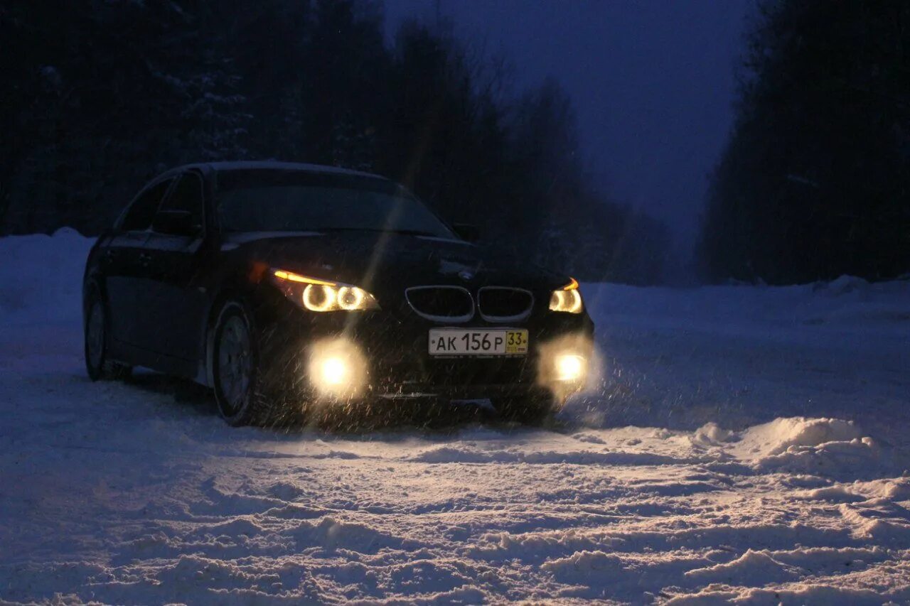 БМВ е60 в снегу. БМВ е60 черная зима. БМВ е60 ночью. BMW e60 зима. М5 зима