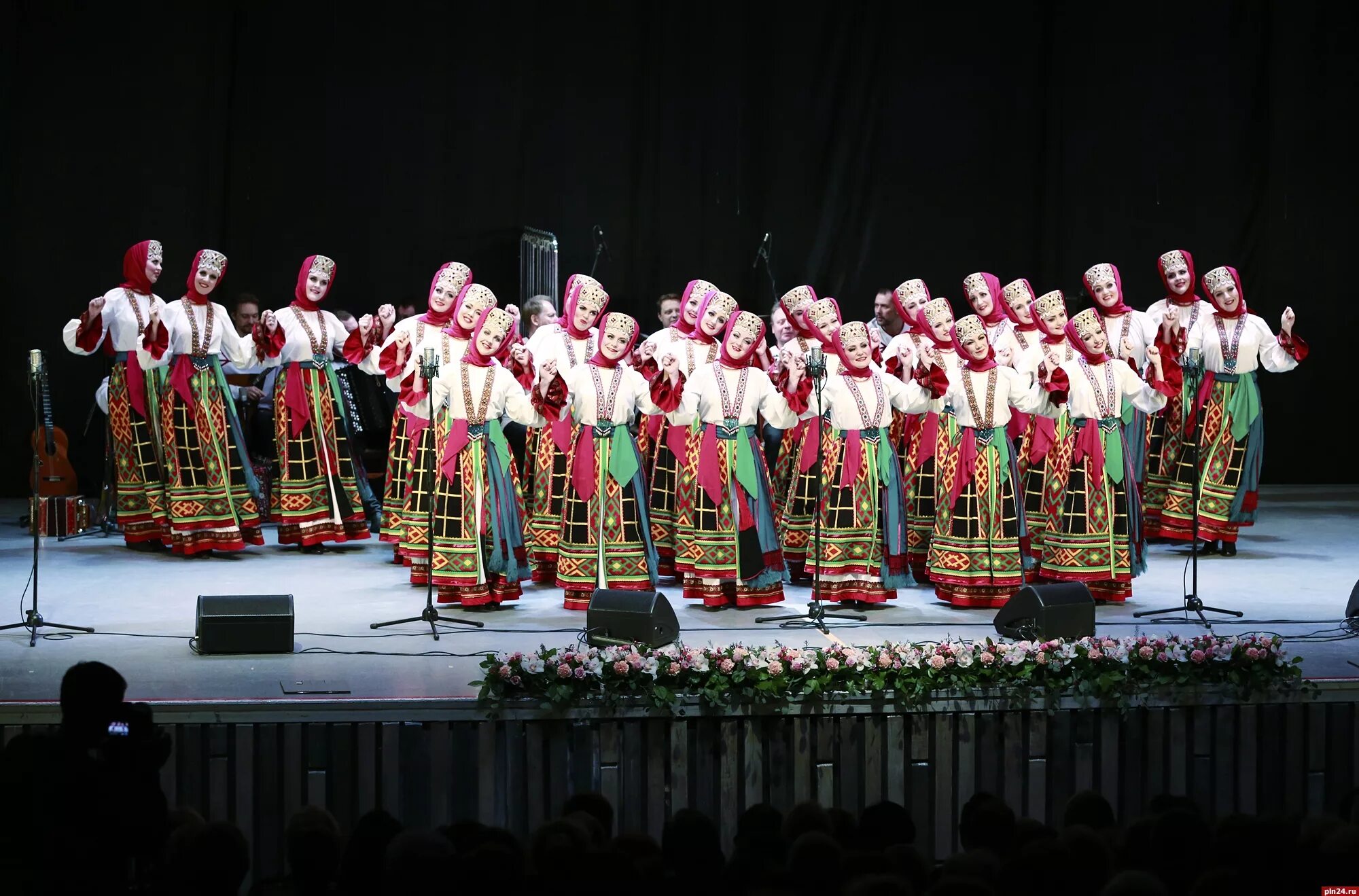Государственный академический русский народный хор им м е пятницкого. Государственный академический омский русский народный хор. Академический хор русской песни радио орфей. Государственный академический омский русский народный хор. Народный хор песни слушать.