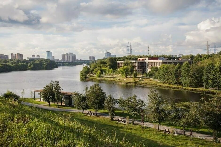 Левый берег мкад. Парк Левобережный Москва. Ховрино Москва парк Левобережный. Левобережный пруд Химки. Пляж Левобережный Ховрино.