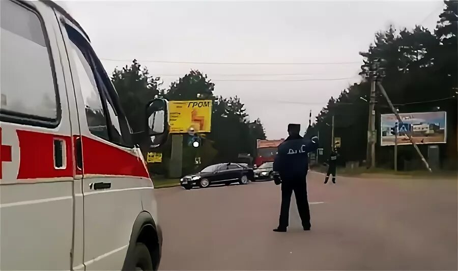 Щелковское шоссе много скорых 16. Кортеж скорых. Кортеж скорой помощи. С мигалкой по встречке. Кортеж скорых.