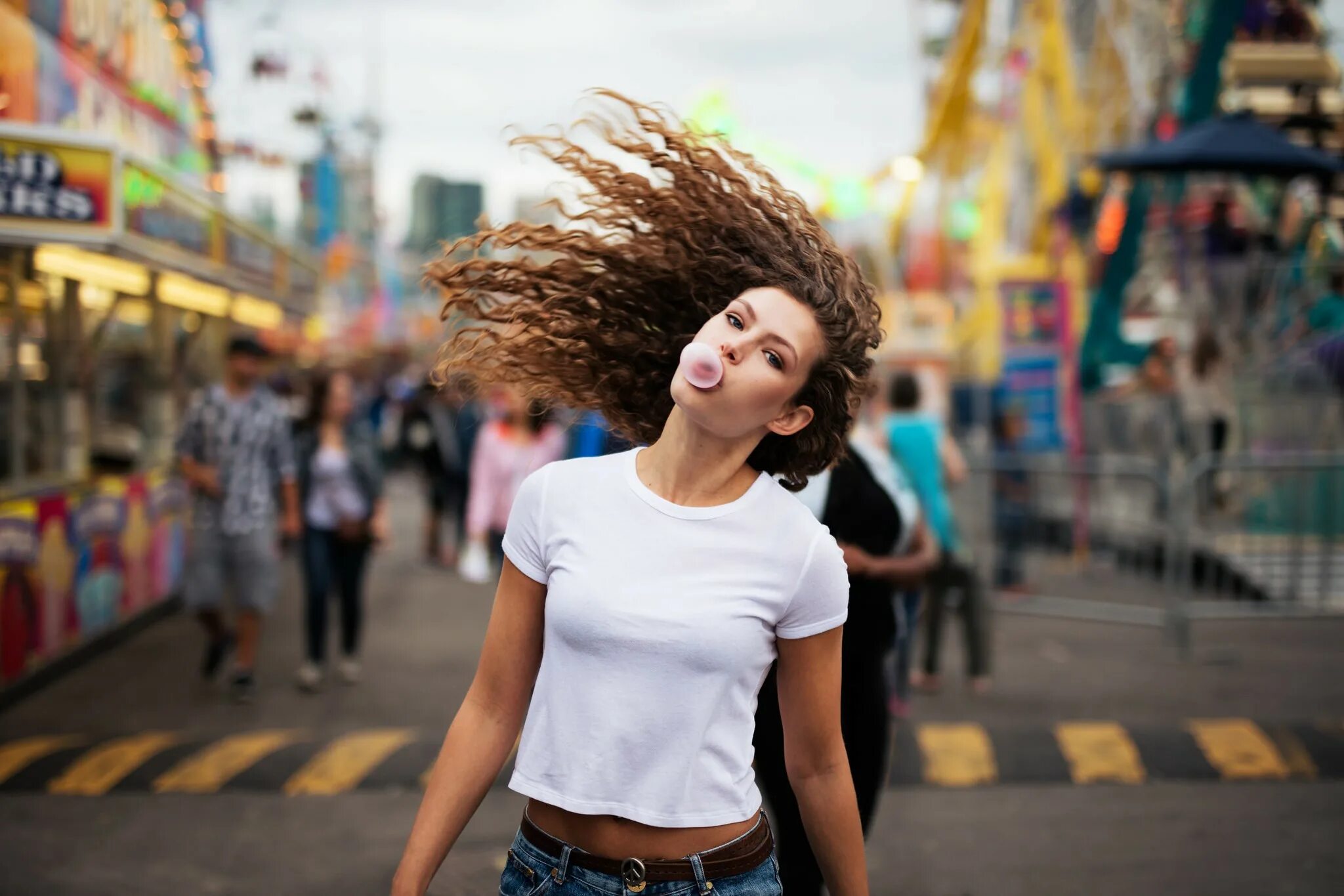 Brunette bubble. Яркая девушка. Яркая девушка в городе. Человек женщина. Девушка на фоне людей.