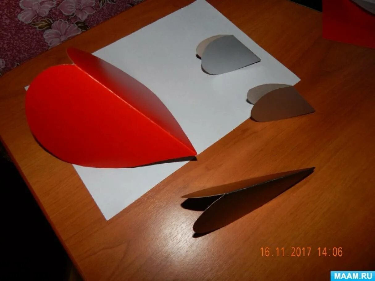 Конструирование из бумаги снегирь. Снегирь из сердечек шаблоны. Снегирь из сердечек шаблоны. Снегирь из бумаги. Снегирь сердечки шаблон для аппликации.