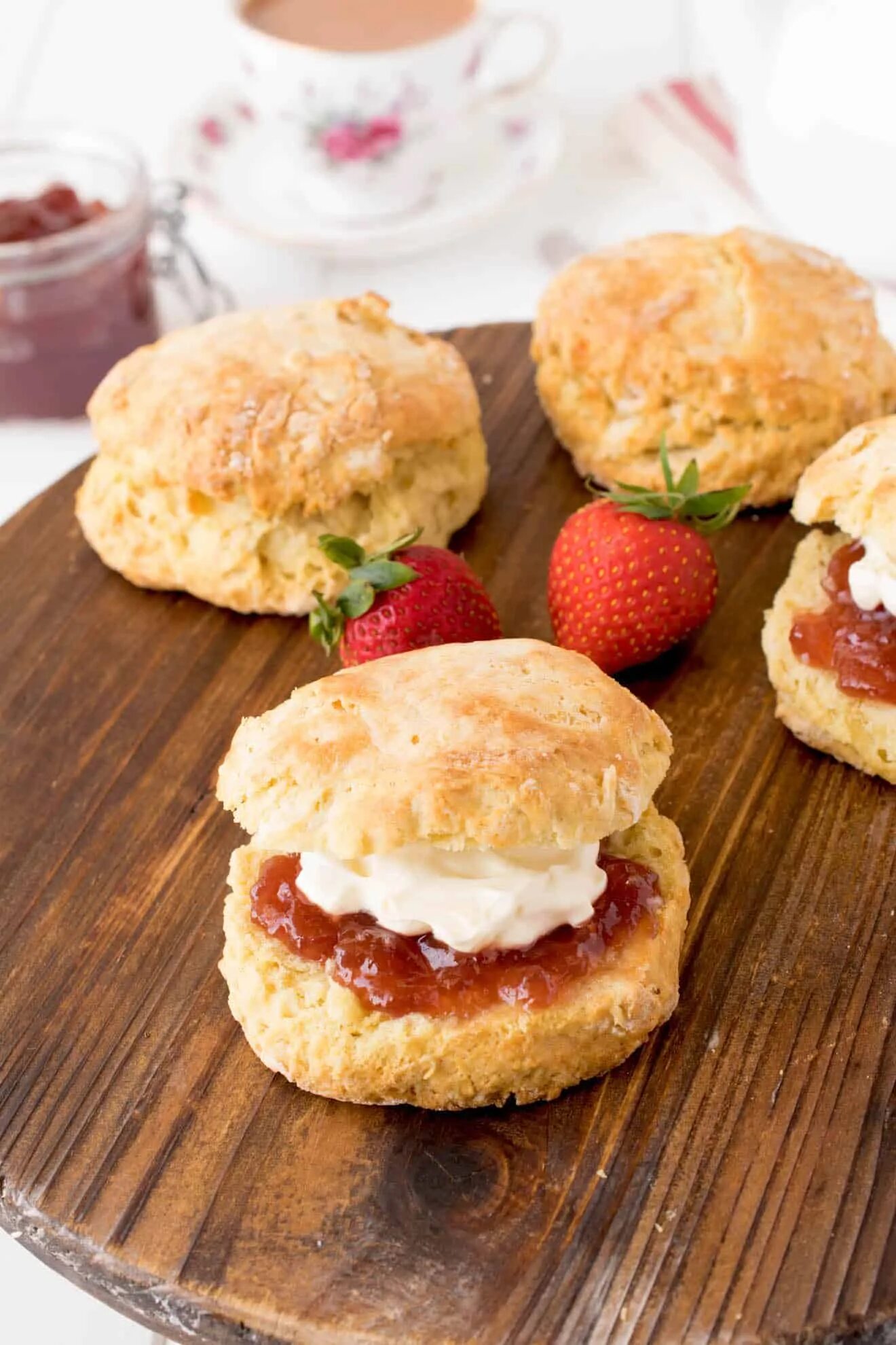 Scones перевод. Scones рецепт. Scone dessert. British scone. Scones cream jam.