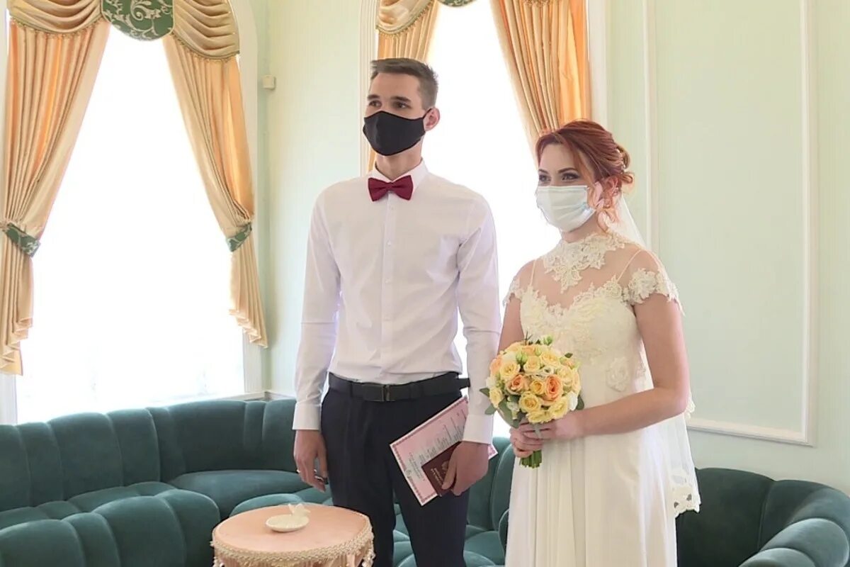 Муж ковид. Свадьба ЗАГС. Регистрация брака в масках. Молодожены в ЗАГСЕ. Невеста в ЗАГСЕ.