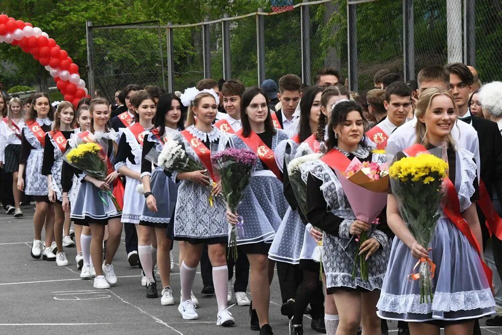 Видео на последний звонок 11 класс. Школьники выпускники. Выпускники школы последний звонок. С выпускным из школы. Фото выпускников.