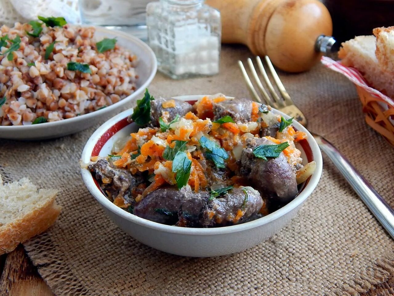 Куриные потрошки вкусно. Куриные потрошки блюдо. бюджетные вкусные блюда. курица по кабардински. тушенные бюджетные блюда.