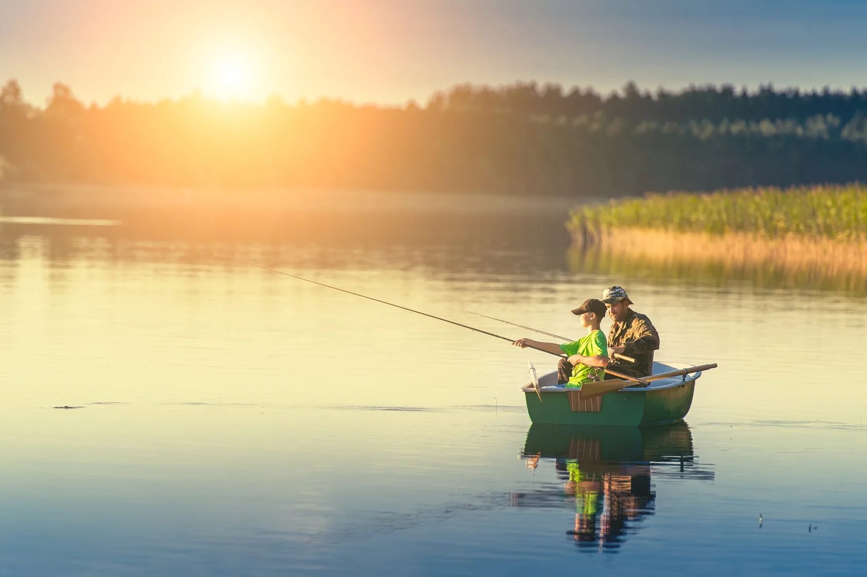 Ловля с лодки весной. Лодка для рыбалки. Рыбак в лодке. Лодка на озере. Красивая природа рыбалка.