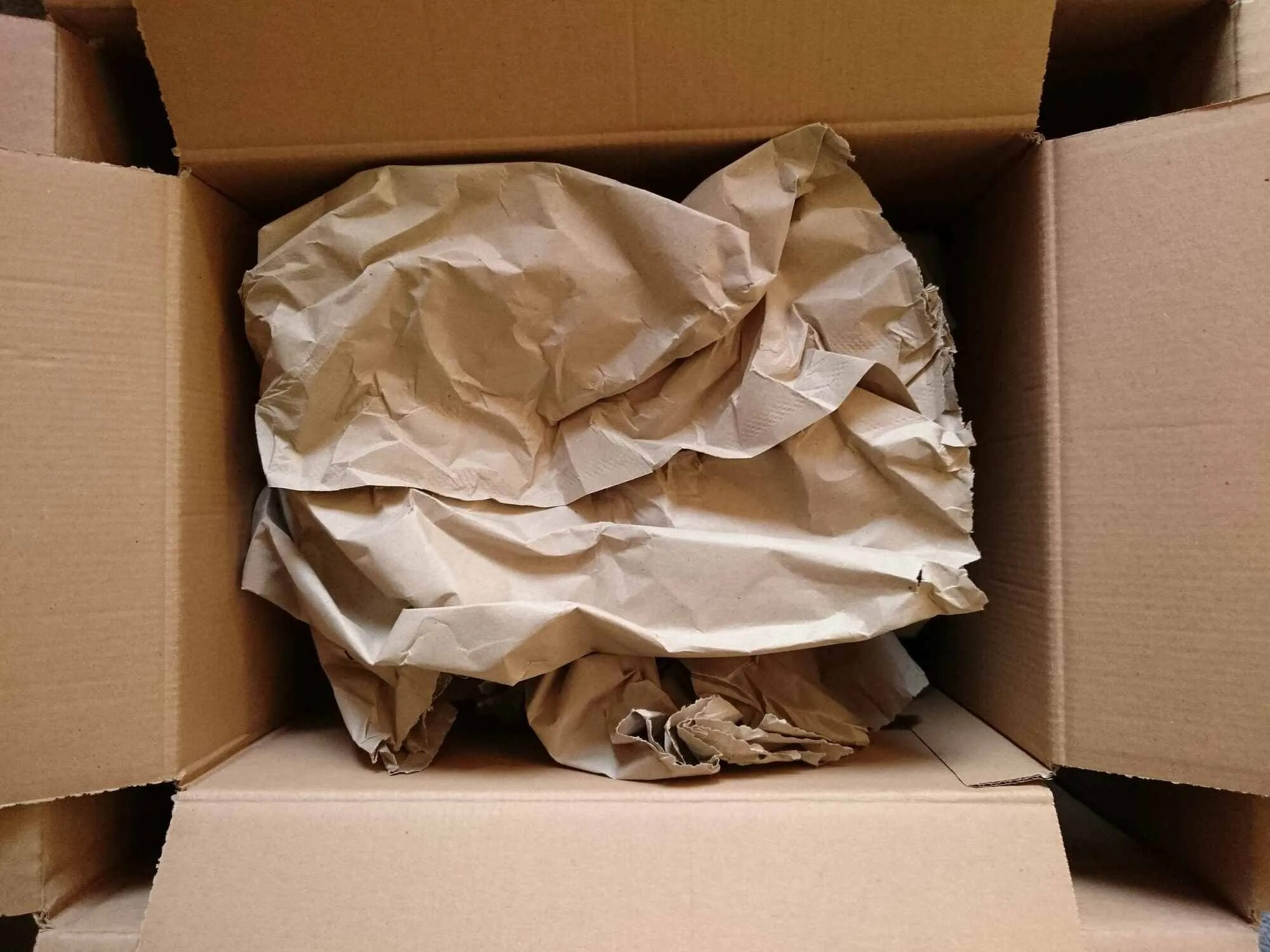 Плотный наполнить. Бумага для упаковки. Бумага для упаковки внутри коробки. Мятая бумага в коробке. Мятая упаковочная бумага.