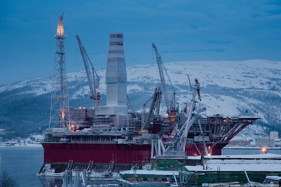 Мурманск порт зима. Морской порт Мурманск зимой. Приразломная Мурманск. Заполярье Мурманск.