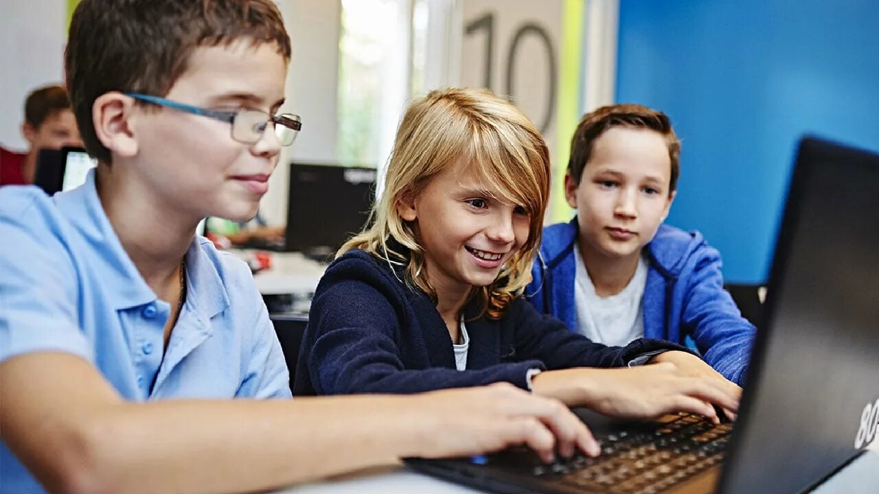 Ребенок за компьютером. Компьютерная школа. Компьютерный класс в школе. Кабинет информатики в школе. Урок в компьютерном классе.