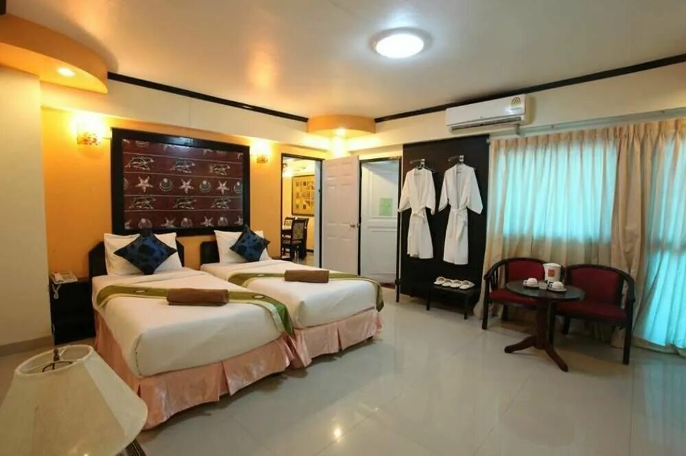 Муминов royal residence. Central pattaya road. Д. Отель паттайя центр фото. Lucky massage pattaya central road.