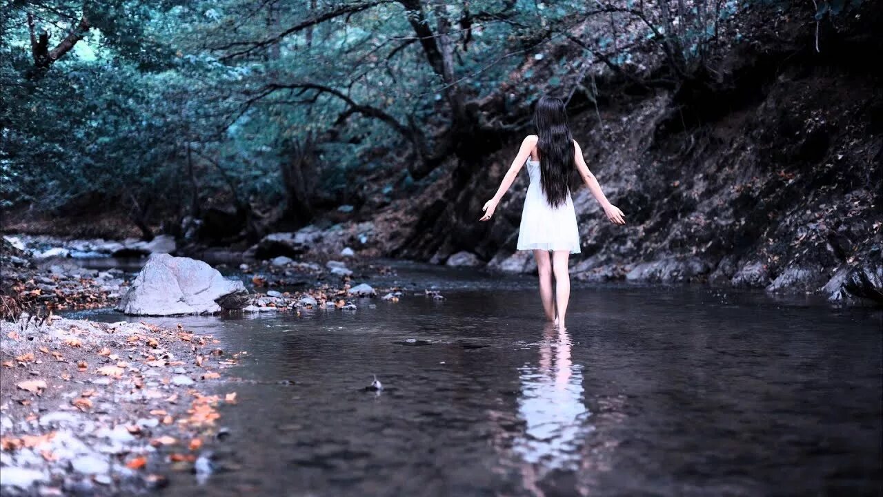 Девушка у реки. Фотосессия у ручья. Девушка лес река. Женщина у ручья.