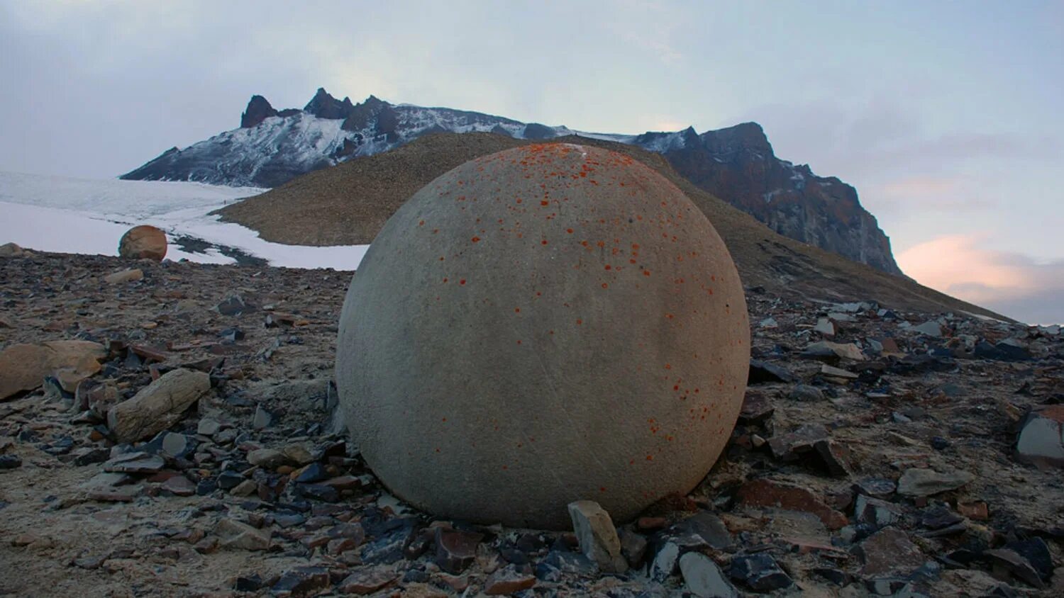 Остров большой камень. Остров Чамп каменные шары. Остров Чамп земля Франца Иосифа. Земля Франца Иосифа круглые камни. Круглые камни острова Чамп.