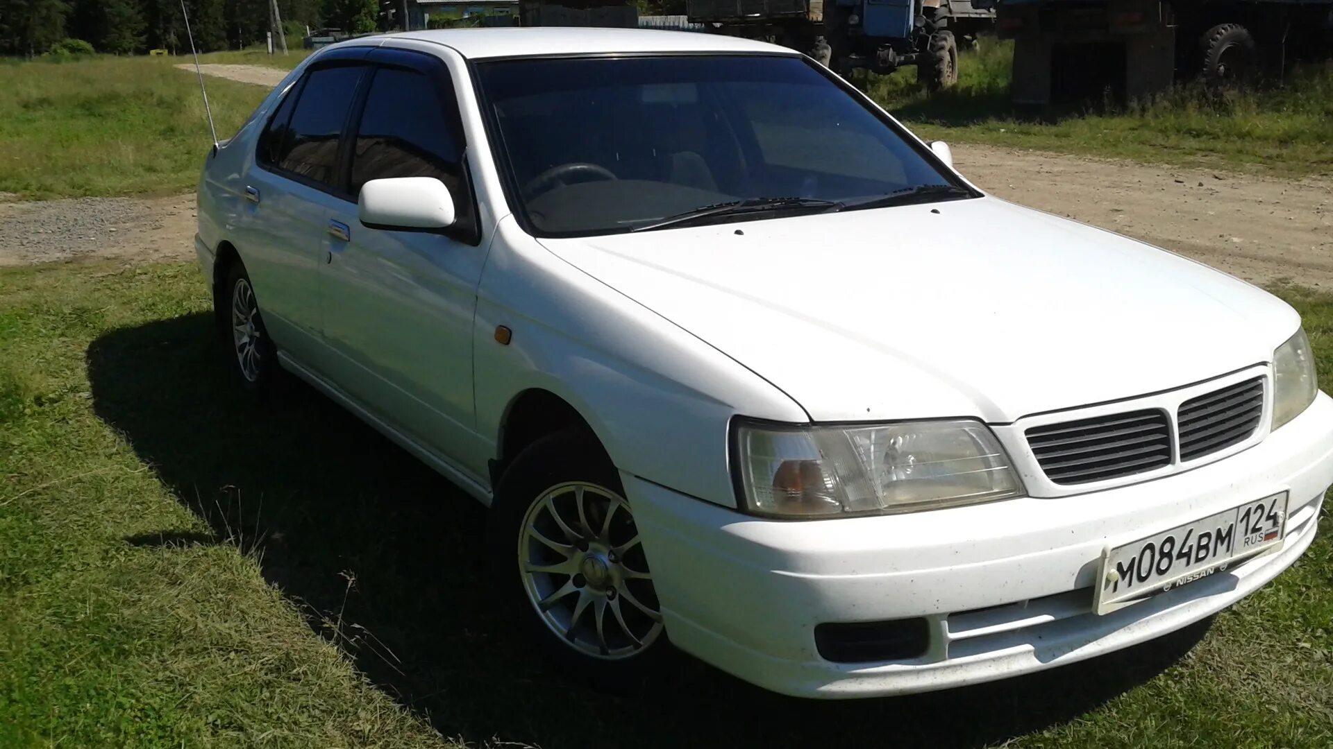 Ниссан 2000 года выпуска. Ниссан Блюберд 2000. Nissan Bluebird u14. Ниссан Блюберд 2000 год. Фото Ниссан Блюберд 2000 года.