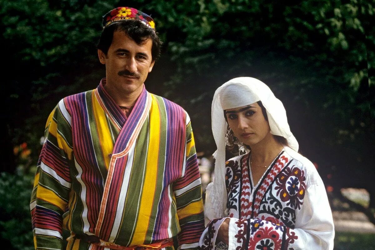 Таджики изменить. Таджикский национальный костюм мужской. Таджикский национальный костюм женский. Национальный костюм Таджикистана мужской. Таджикская Национальная одежда мужская.