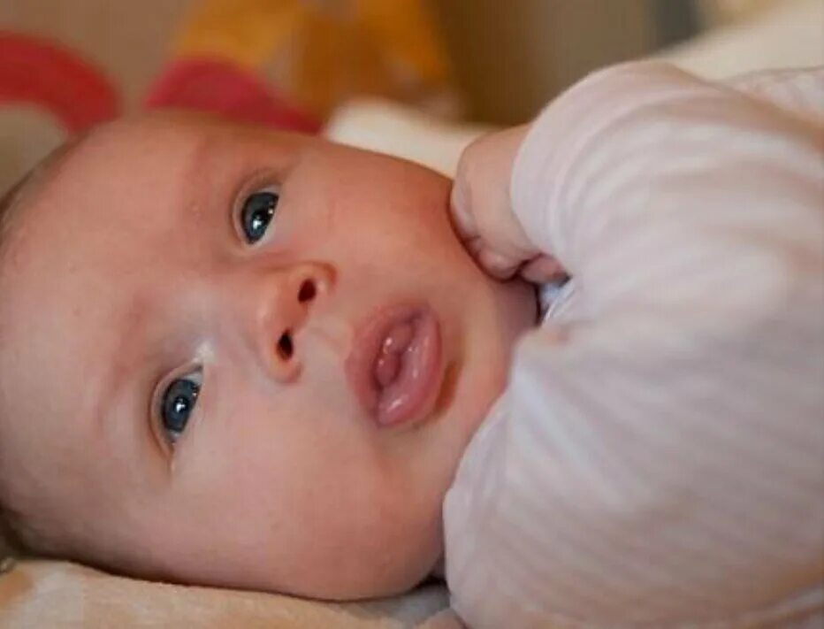 Хоботковый рефлекс у новорожденных. Грудной ребёнок высовывает язык. Язык у новорожденных детей. Новорожденный высовывает язык.
