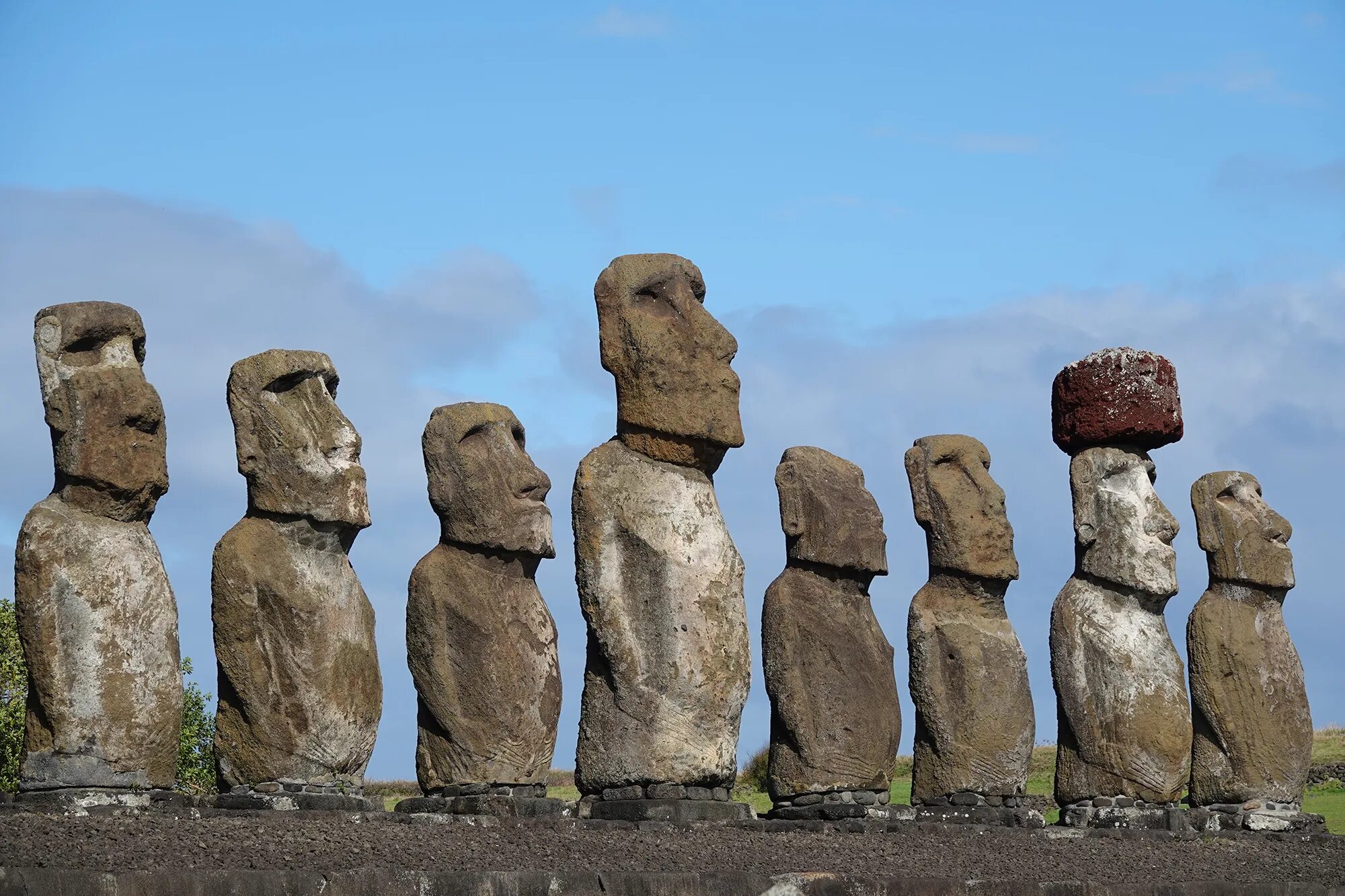 Каменные идолы. Моаи на острове Пасхи. Каменные идолы острова Пасхи. Остров Пасхи статуи. Каменные статуи острова Пасхи.