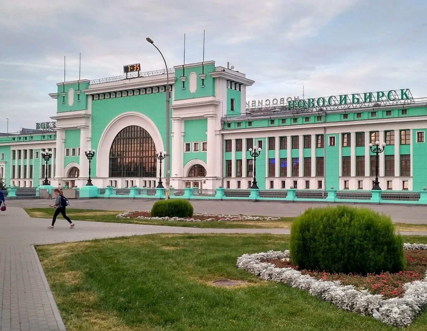 Жд вокзал новосибирск. Новосибирск вокзал. Номер телефона вокзал новосибирск главный. Номер телефона вокзал новосибирск главный. Фонтан у жд вокзала новосибирск.