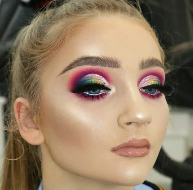 Макияж сплитики. Макияж милый розовый. макияж обычный яркий. cut crease яркий макияж. яркий макияж глаз cut crease.