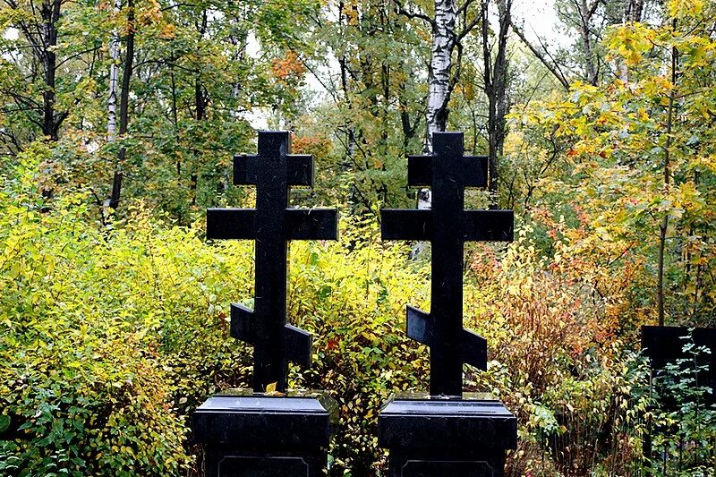 Два одинаковых памятник. Две могилы. Крест на кладбище. Две могилы рядом. Кладбище 2 могилы.