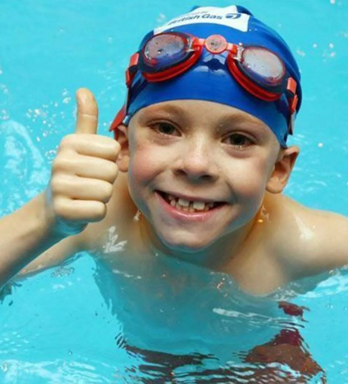 The children are swimming. Мальчик плавает. Мальчик плавает в бассейне. Дети в бассейне. Дети пловцы.