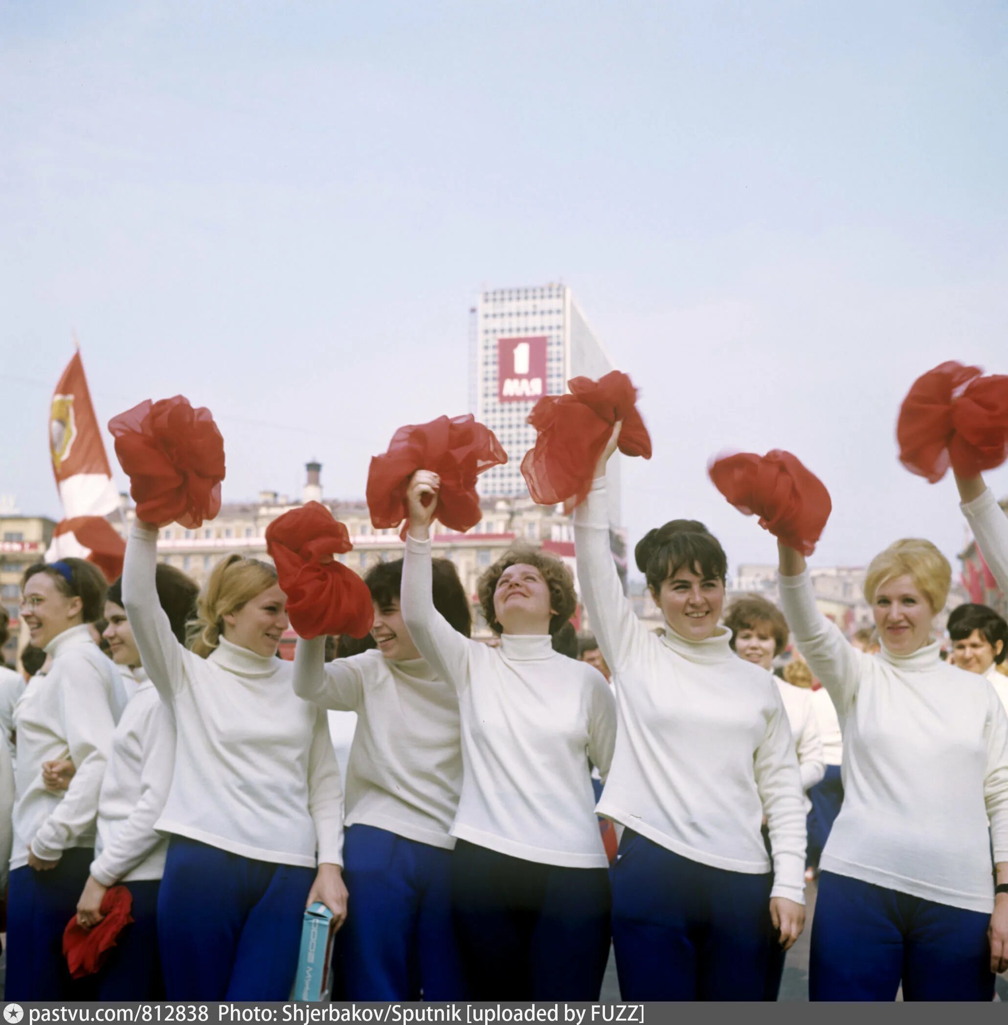 1 мая союз. Демонстрация 1 мая в СССР. Парад 1 мая СССР. Мир труд май парад. Советские дети на демонстрации.