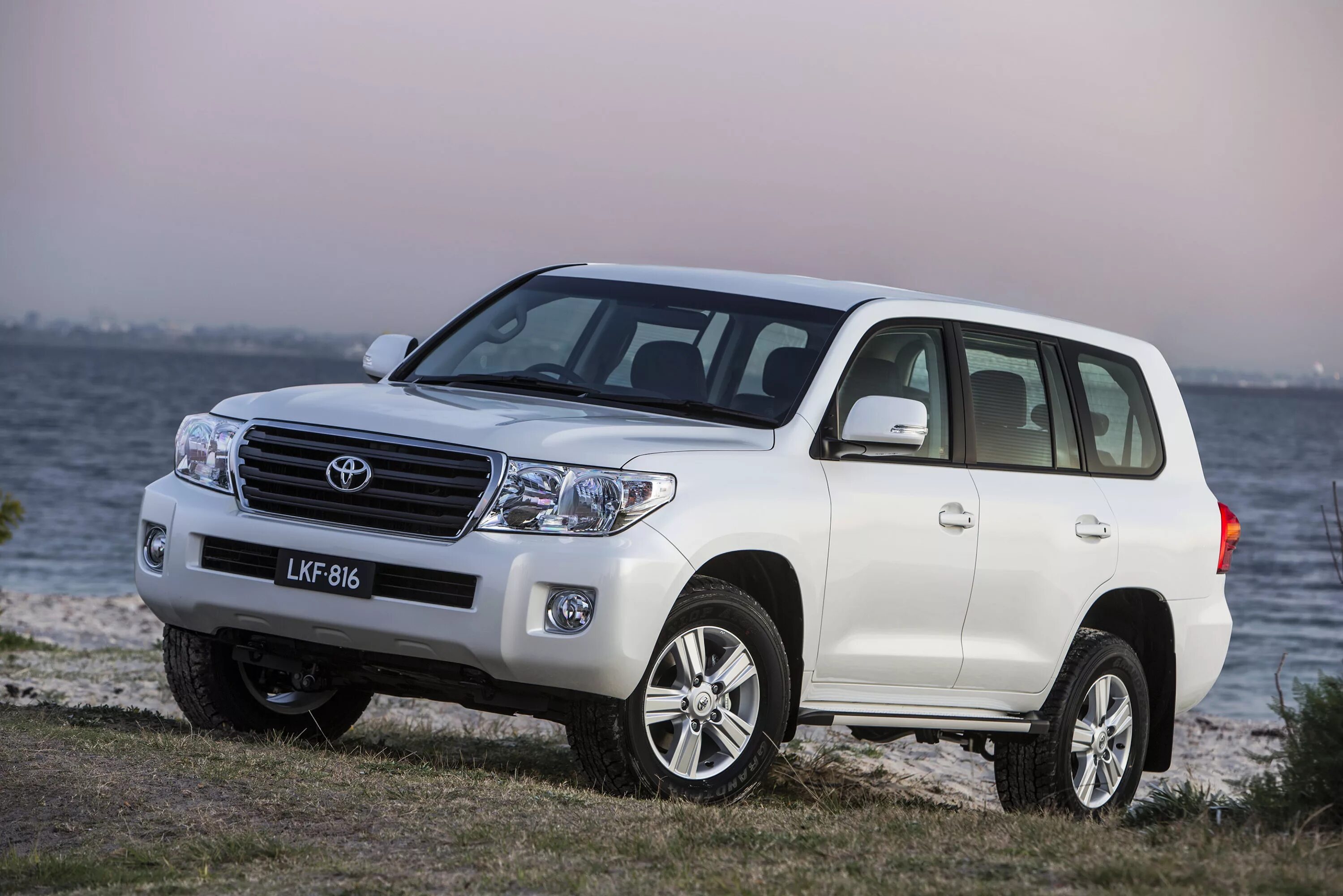 Автомобили ленд крузер 200. Toyota Land Cruiser Prado 200. Toyota Land Cruiser 200 белый. Toyota Land Cruiser 2012. Toyota Land Cruiser 200 2012.