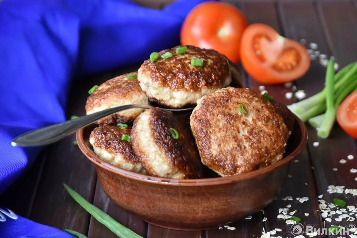 Куриные котлеты сковородке. Котлеты с геркулесом. Котлеты мясные в панировке. Мясные котлеты с геркулесом. Куриные котлеты с геркулесом рецепт.