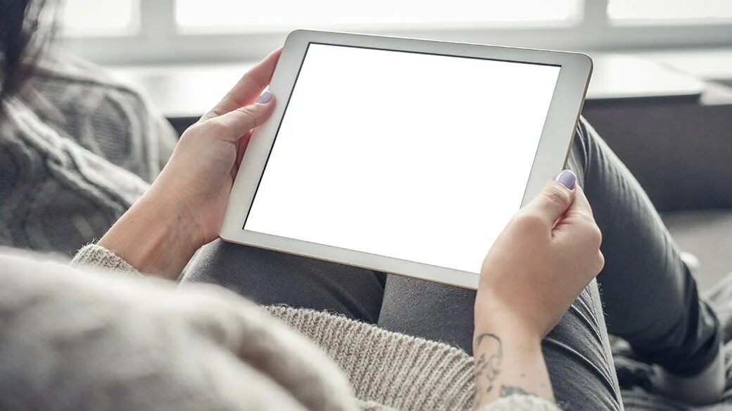 Писать планшете руки. Женские руки с планшетом. Apple ipad pro 11 pencil. Сенсорный экран на сером фоне. Графический планшет для рисования.