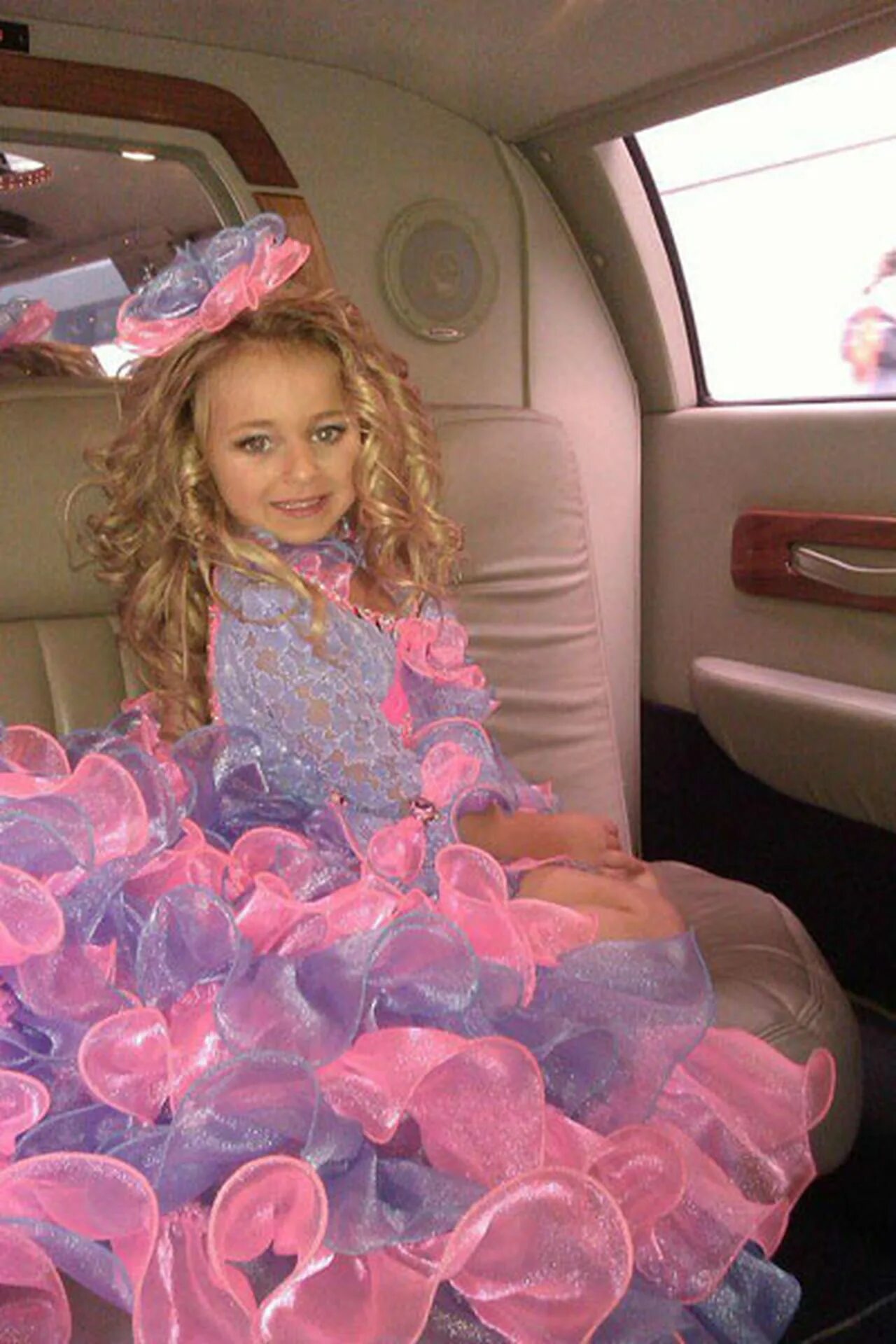 избалованный ребенок. злая девочка. дочь домашнее. самые избалованные дети. баловать ребенка.