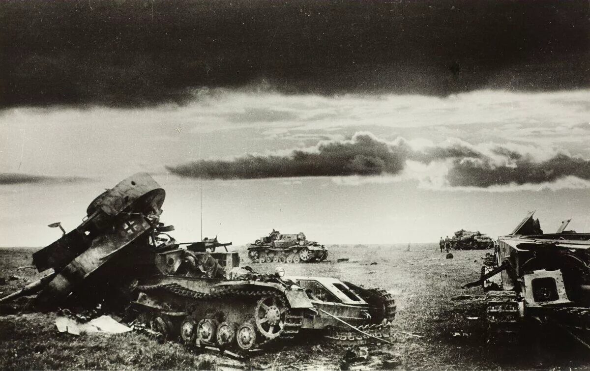 Подбитый вражеский танк. Курская битва 1943. курская битва подбитые танки. курская битва подбитые немецкие танки. курская битва наступление немцев.