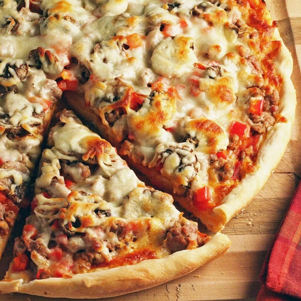 Пицца с грибами и колбасой. "пицца". Pizza много начинки. Начинка для пиццы. Пиццы итальянские начинки.