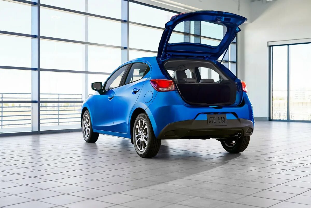 Мазда демио 2015. Золотой форд фокус 3 хэтчбек. Кузов хэтчбек. Mazda demio/2. Ford focus hatchback.