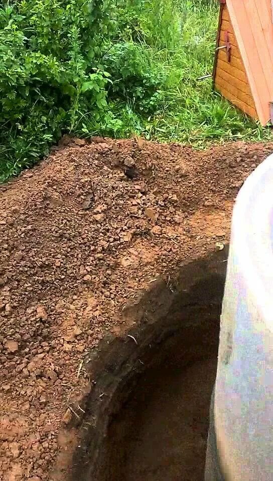 земляная яма. яма. земляная яма. копка ям вручную. земляная яма.