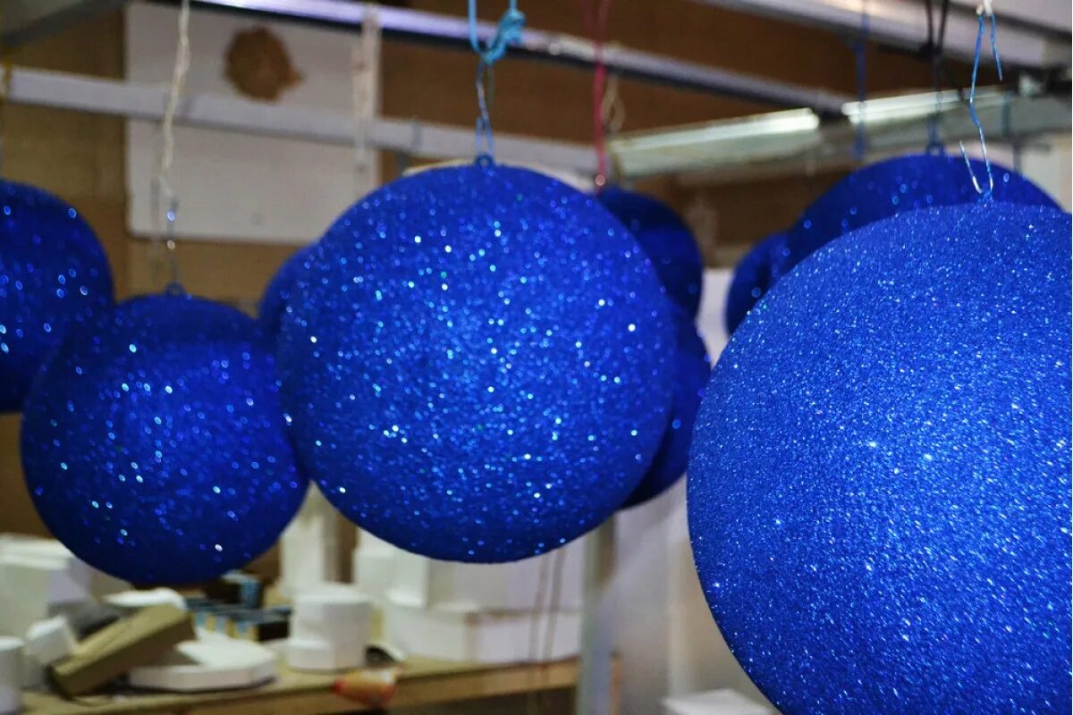 Где делают шарики. Новогодние шары из пенопласта. Большие шары на елку. Огромные новогодние шары. Новогодний шарик из пенопласта.