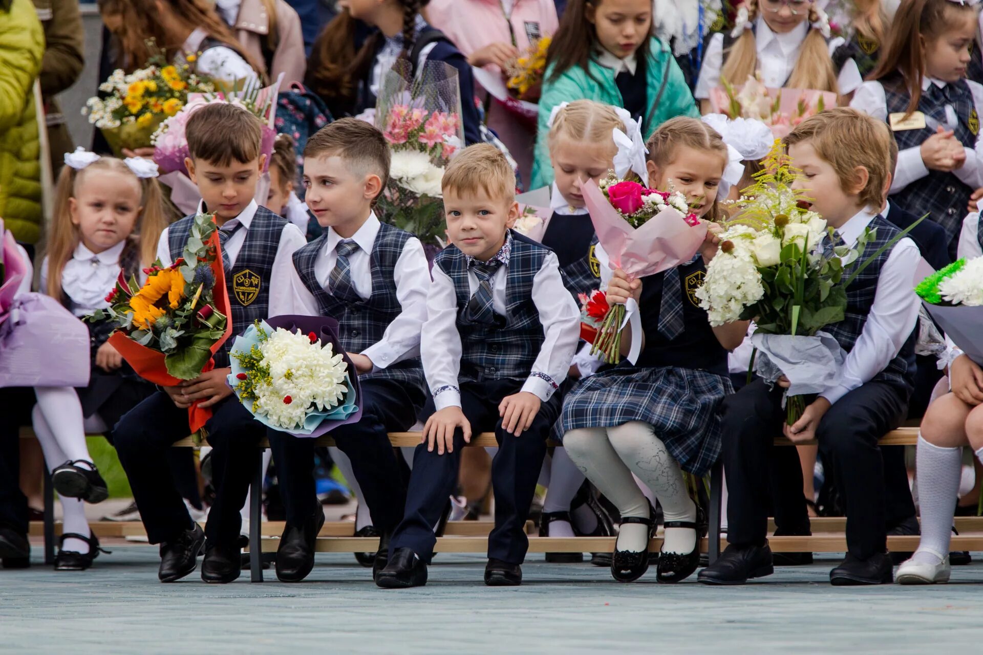 Похожие первый класс. Первоклассник. Первоклассники на линейке. Школа первоклассника. Первоклассники в классе.