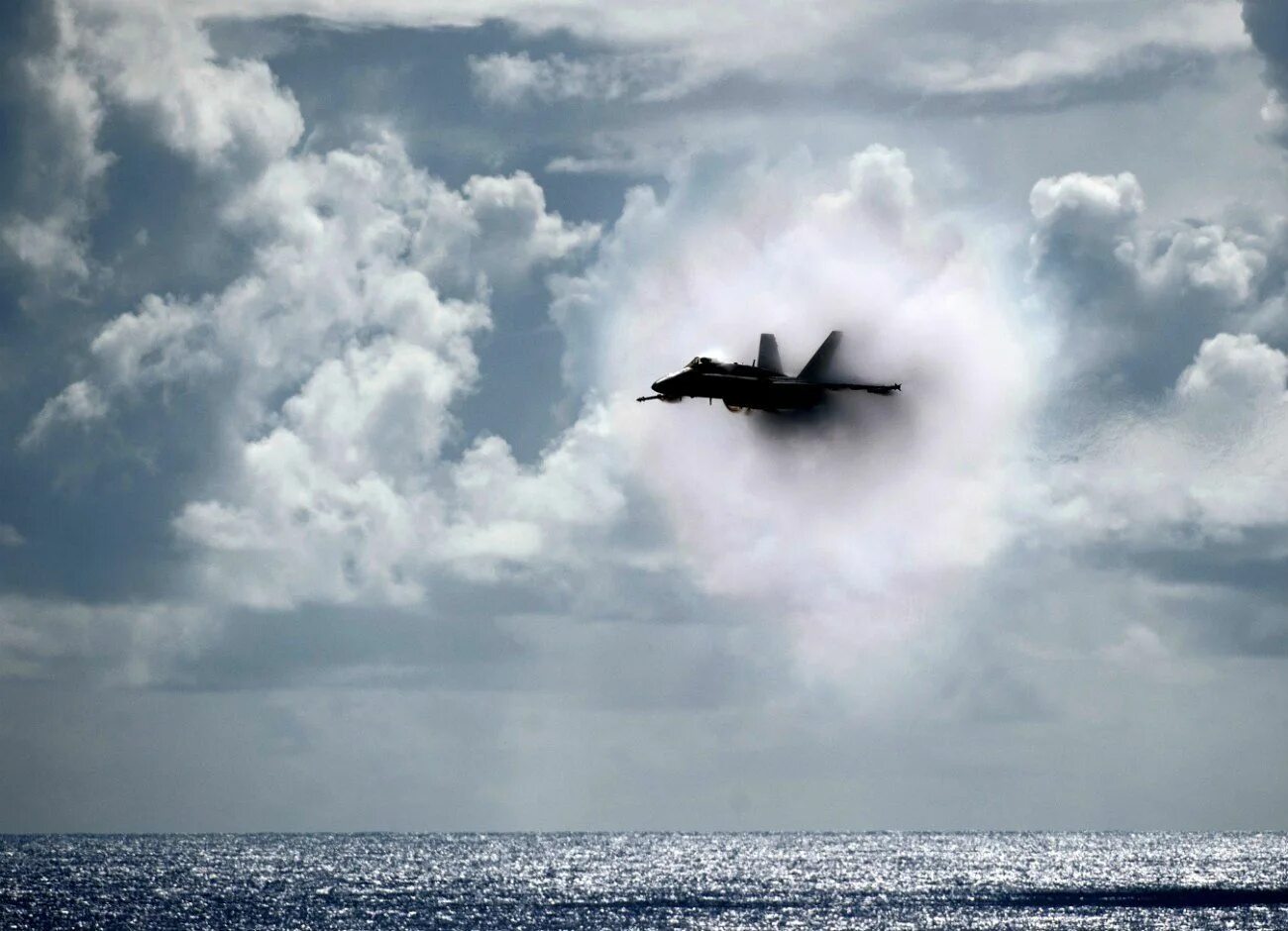 Скорость звука сверхзвукового самолета. Эффект Прандтля - Глоерта миг 21. Истребитель над водой. Истребитель над морем. Самолет над водой.