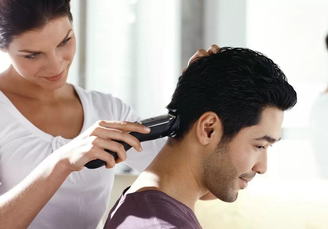 Подстричь мужчину дома. Мужские и женские стрижки. Мужчина парикмахер для женщин. Машинка для стрижки. Домашний парикмахер.