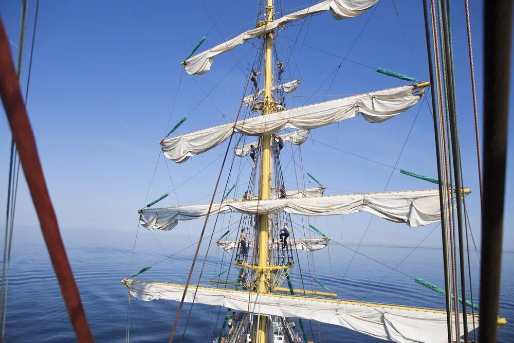 мачта парусного корабля. мачта парусника сканворд. бом-утлегарь-штаг. мачта корабля. такелаж корабля.