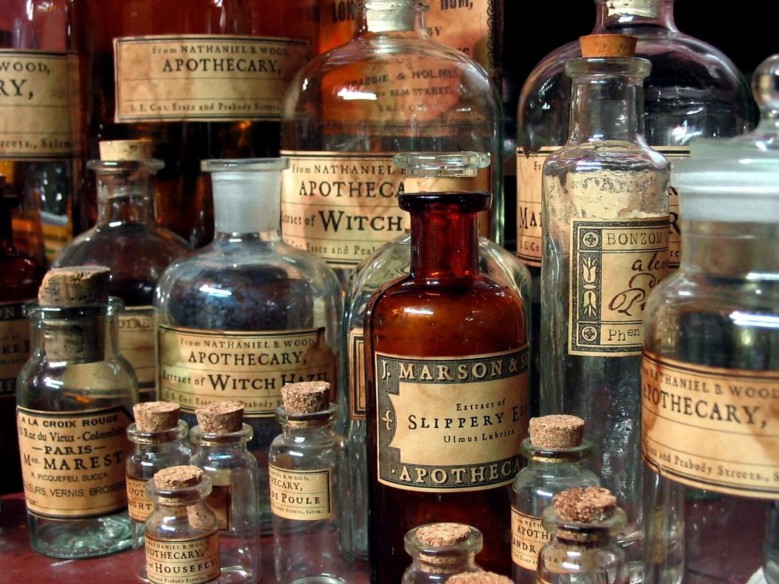 Аптека изготовление рецептов. Старинные аптекарские баночки. Старинные склянки для лекарств. Баночки с лекарствами старинные. Старые аптекарские бутылочки.
